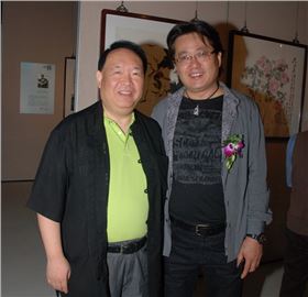 公司董事長張偉宗與書法家陸康合影